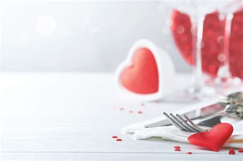 Día de san valentín o concepto de cena romántica mesa romántica puesta