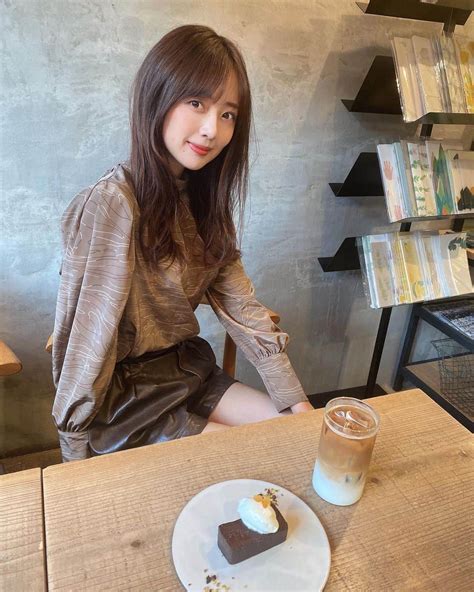 熊江琉唯さんのインスタグラム写真 熊江琉唯instagram 「可愛いカフェでひと休み☕️ このブラウスいつも前にリボン持ってきてるけど今日は後ろに回してみた🎗ちと大人ぽくなるね！ それ