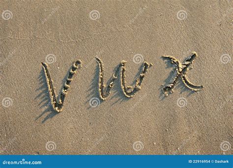 Letras Do Alfabeto Na Areia Na Praia Foto De Stock Imagem De Aprenda