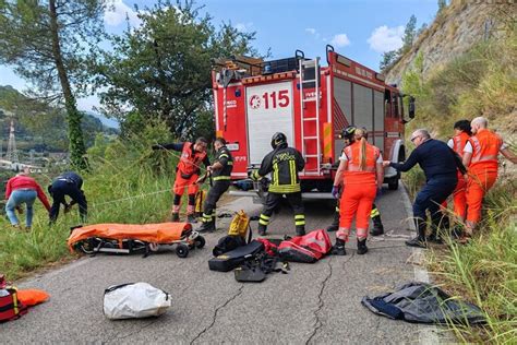 Auto Finisce Fuori Strada E Precipita In Scarpata Per 25 Metri