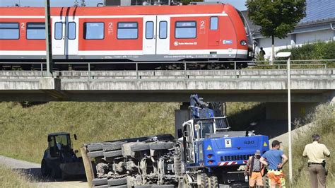 Lastwagen bleibt an Brücke hängen Bilder