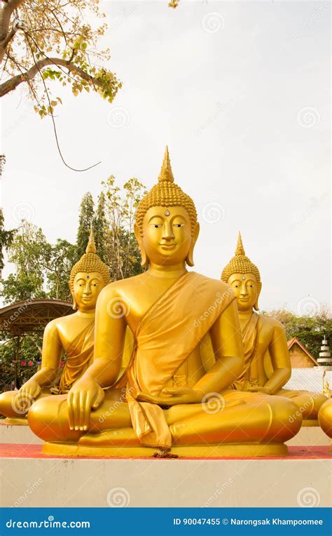 Grande Statua Dorata Di Buddha In Tailandia Phichit Tailandia Immagine