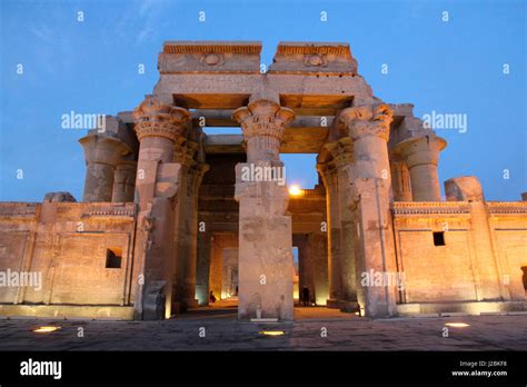 Egipto Kom Ombo Atardecer En El Doble Egipcio Templo De Kom Ombo Que