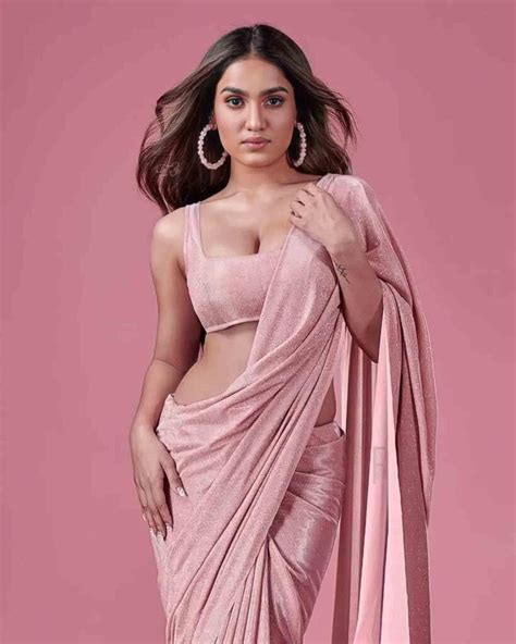 Saniya Iyappan Silky Slim Navel And Chubby Cleavage Exposed In Saree