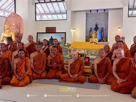 Para Bhikkhu Thudong Bertemu Dan Bernamaskara Kepada Sanghapāmokkha