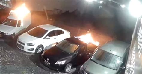 V Deo C Mera Flagra Momento Que Dois Homens Colocam Fogo Em Carros Em