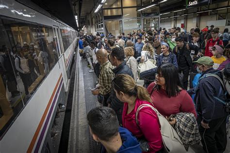 Aglomeraciones Y Retrasos En La Huelga De Renfe Fotos