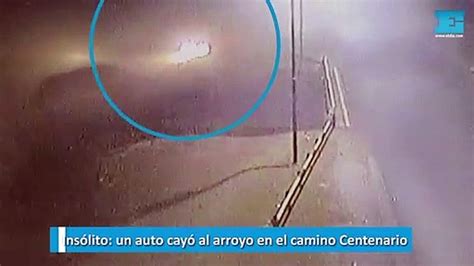 Insólito un auto cayó al arroyo en el camino Centenario Vídeo