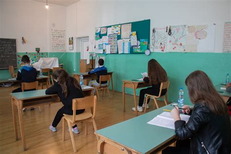 Mali Maturanti Polagali Test Iz Matematike U Petak Ih Eka Kombinovani