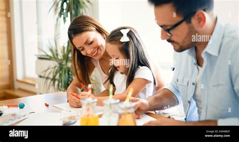 Familia Feliz Gastar Tiempo De La Diversi N En El Hogar Fotograf A De