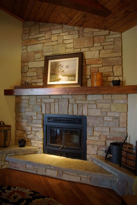 Full Height Stone Fireplace With Wood Mantle And Raised Stone Hearth Chimenea De Esquina