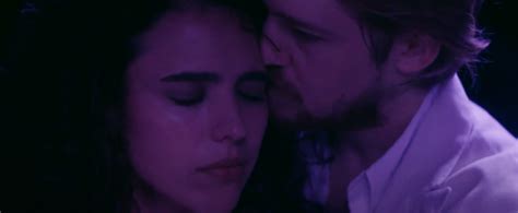 Margaret Qualley et Joe Alwyn dans Stars at Noon Détournements