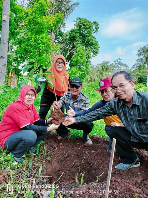 Penanaman Pohon Dalam Rangka Hari Gerakan Menanam Sejuta Pohon Sedunia 2 Fakultas Pertanian