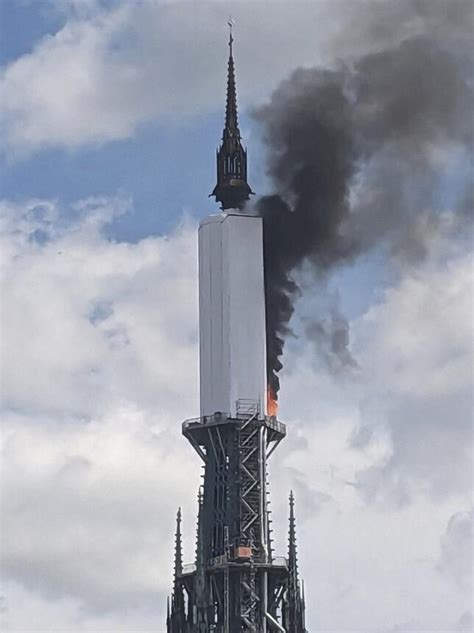 Feuer am Spitzturm von gotischer Kathedrale im französischen Rouen 1 1