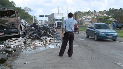 Vídeo Caminhão pega fogo na BR 101 Norte no Recife NE2 G1