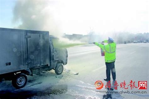 济南：汽车突然自燃 交警及时伸手相助 凤凰资讯