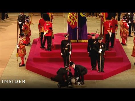 Guarda Desmaia Durante Escolta Ao Caix O Da Rainha Isabel Ii