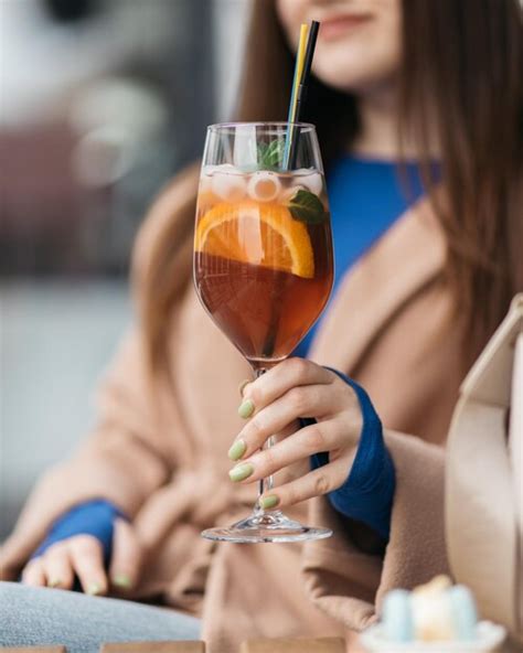 Jovem Garota Segurando Uma Seringa De Coquetel Aperol Spritz Aperol Em