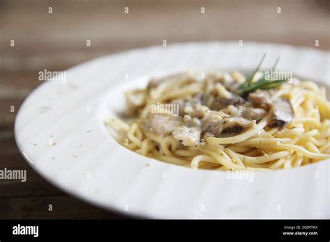 Spaghetti White Sauce With Chicken Stock Photo Alamy