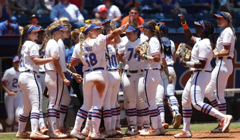 Gators Softball Advances To Super Regionals Espn 98 1 Fm 850 Am Wruf