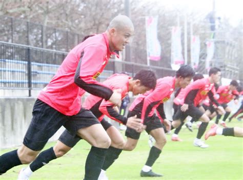 【写真・画像】サガン鳥栖、沖縄キャンプ始動 川井健太新監督の新体制、戦術浸透へ スポーツ行政・社会 佐賀県のニュース 佐賀新聞