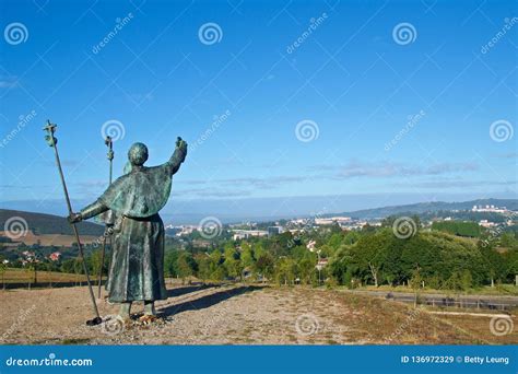 Les Statues Des Pèlerins Dirigeant La Cathédrale Sur Monte Font Gozo En