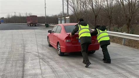 廊坊分公司三河南收费站：及时援手助司乘 情暖司乘