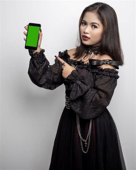 Filipina Con Disfraz De Vampiro Sobre Un Concepto De Fondo Negro De