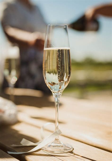 Close Up Of Champagne Glass On The Wooden Table Creative Commons Bilder