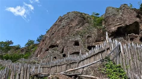 Les Grottes De Jonas Habitats Troglodytes Du Moyen Age Puy De D Me