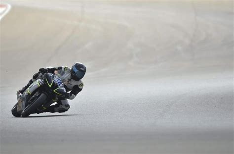 Tragico Incidente In Pista A Valencia Muore Il Pilota Italiano Andrea