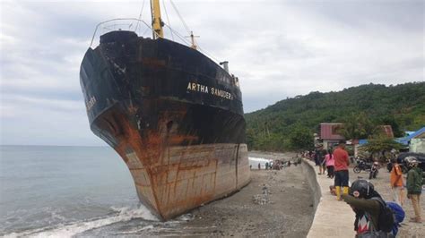 Diterjang Gelombang Tinggi Kapal Rute Nunukan Makassar Terdampar Di