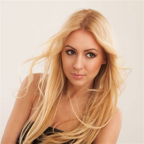 Belle Femme Blonde Aux Cheveux Longs Photo Gratuite