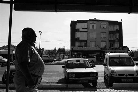 fotografía en escala de grises hombre en pie frente dos