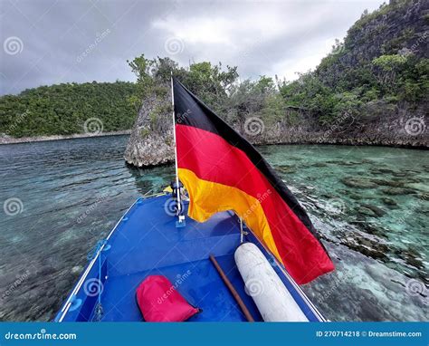 Izar La Bandera Alemana En La Isla De Piaynemo Raja Ampat Foto De