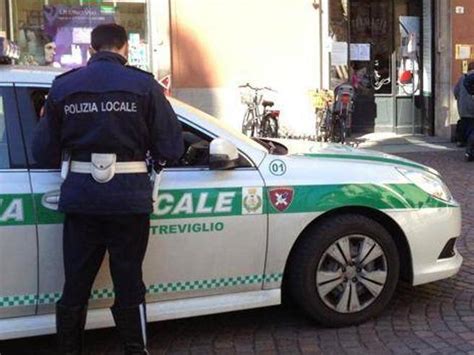 Pirata della strada a Treviglio senza patente perché revocata provoca