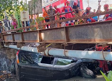 Hindari Penyeberang Jalan Crv Tabrak Motor Hingga Tercebur Sungai