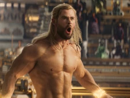 Thor Amor e Trovão tem Chris Hemsworth pelado e Tessa Thompson