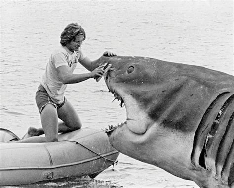 21 Amazing Behind the Scenes Photos From the Making of 'Jaws' (1975 ...