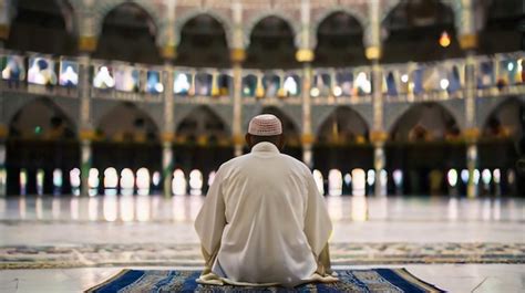 Hombre Musulm N Religioso Orando Dentro De La Mezquita Foto Premium