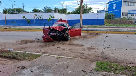 Tres Mujeres Y Un Hombre Chocan En Una Hyundai Contra Luminaria Sobre