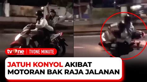 Naik Motor Ugal Ugalan Dua Pemuda Jatuh Konyol TvOne Minute YouTube