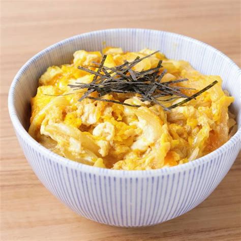 「玉ねぎの甘みが美味しい 玉子丼」の作り方を簡単で分かりやすい料理動画で紹介しています。忙しい時などに、少ない材料でぱぱっと手軽に、短時間で