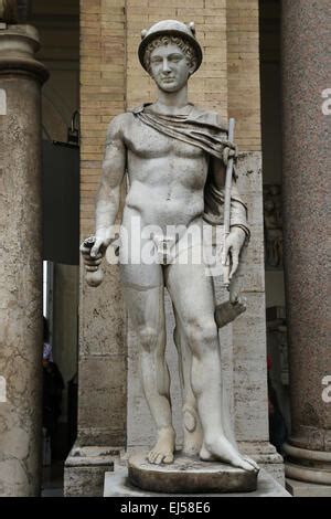 Estatua De Hermes El Mensajero A Los Dioses Griegos Llevando Su Cuerpo