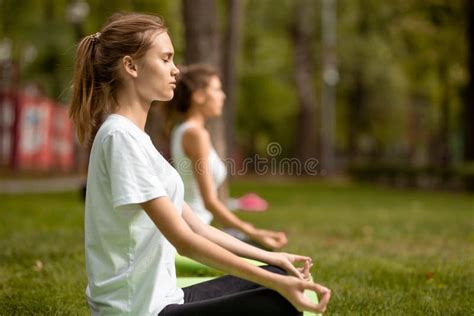 Le Ragazze Esili Si Siedono Nelle Posizioni Di Loto Che Fanno L Yoga