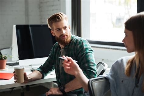 Zwei junge konzentrierte kollegen arbeiten im büro Kostenlose Foto