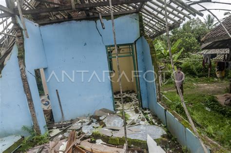 Korban Tanah Bergerak Menanti Kepastian Relokasi Pemukiman Antara Foto