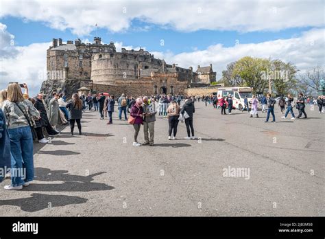 Crowds On The Forecourt Of Edinburgh Castle Edinburgh Scotland Stock