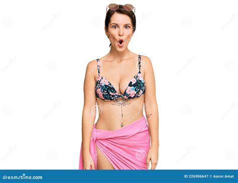 Jovencita Morena Con El Pelo Corto Usando Bikini Asustada Y Asombrada Con La Boca Abierta Por