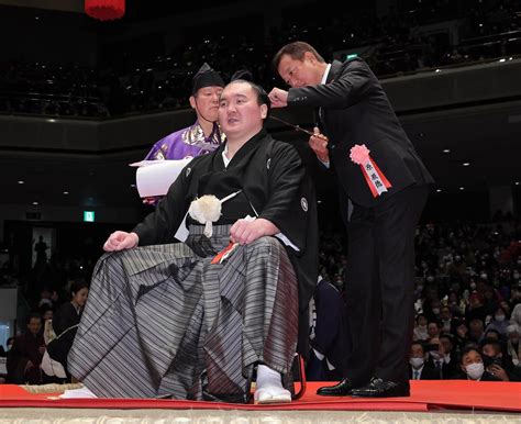 元横綱白鵬の宮城野親方、断髪式に巨人原監督「ご苦労さまでした」初めて入れるハサミにしみじみ 大相撲写真ニュース 日刊スポーツ